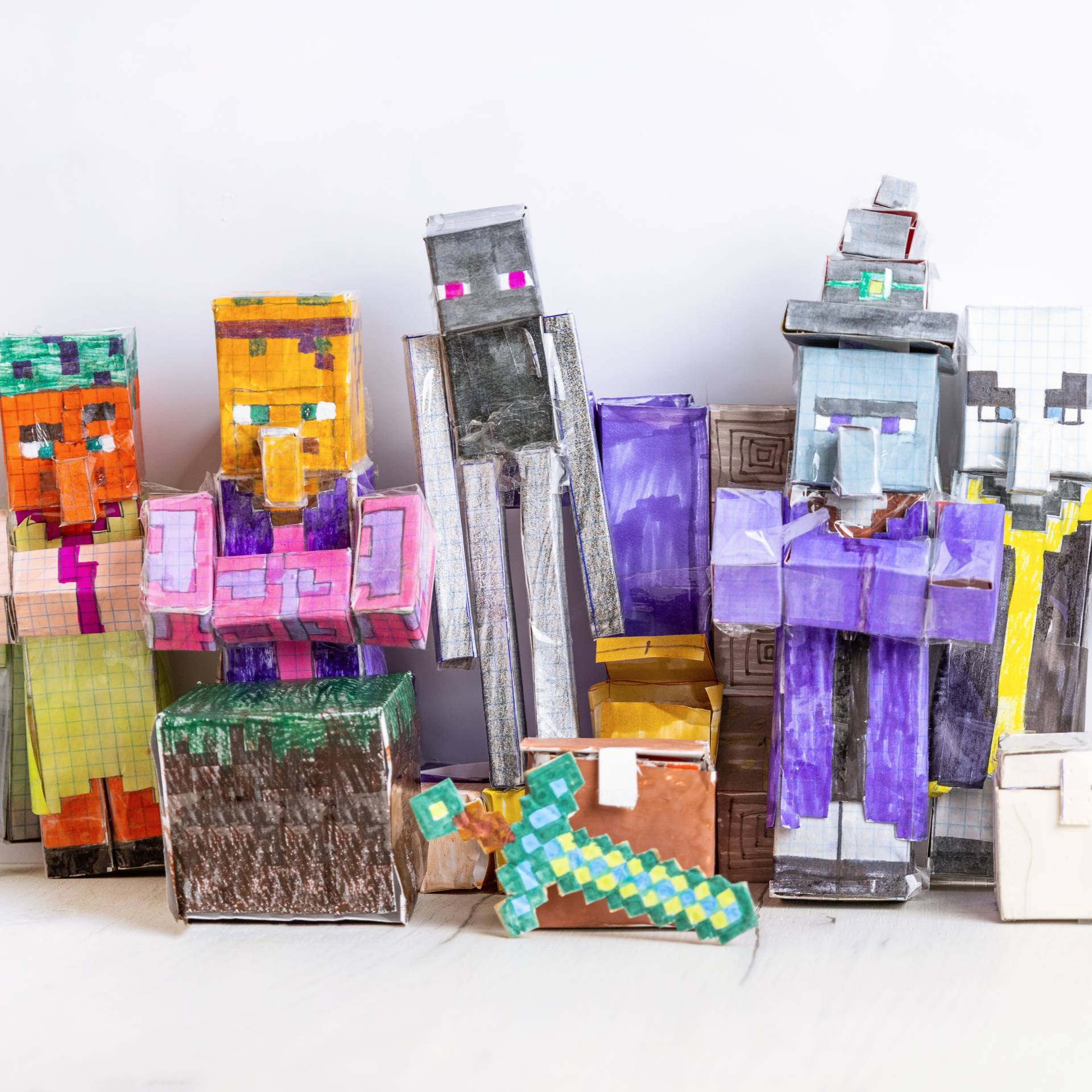 dreamstime_xxl_267800300 Minecraft paper characters