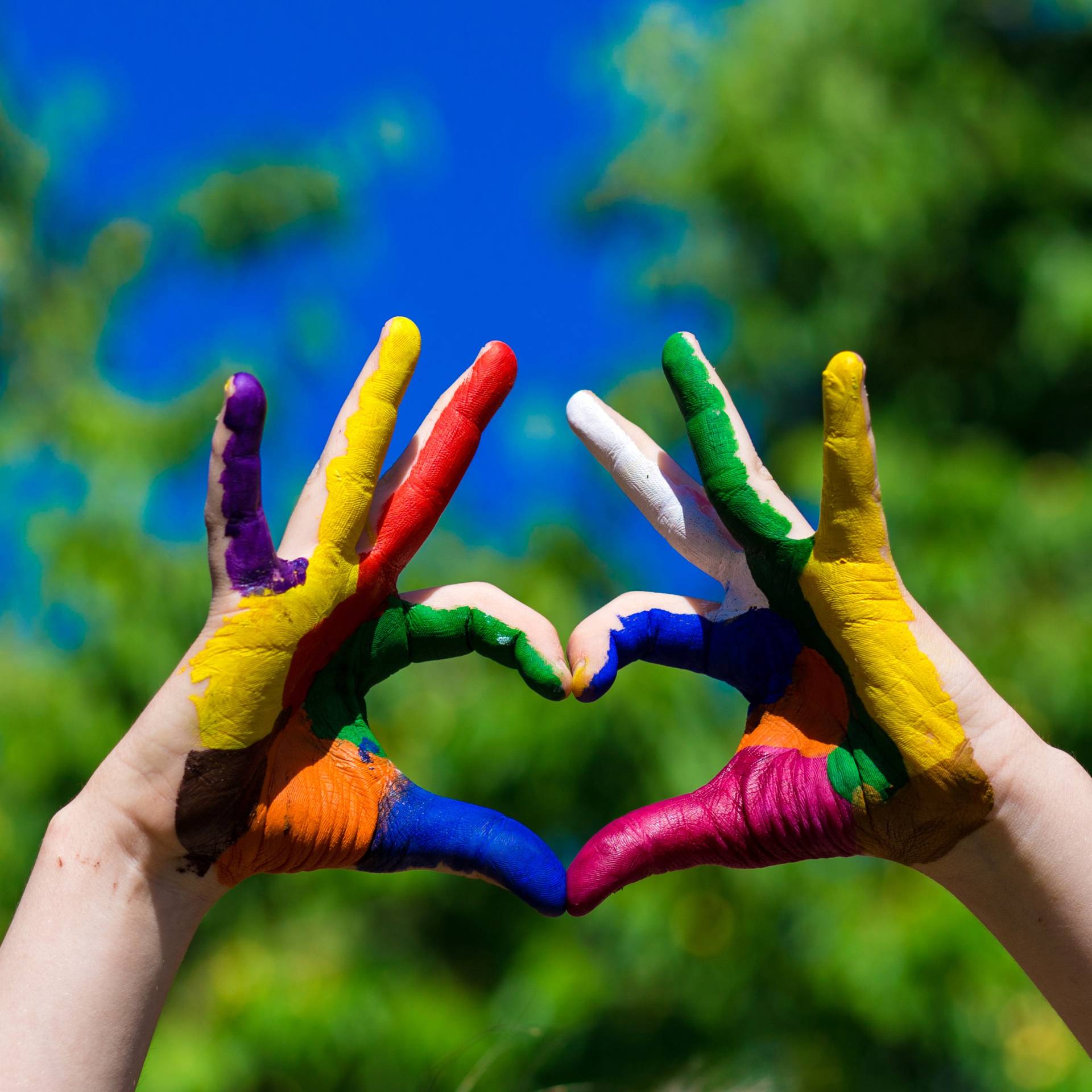 dreamstime_xxl_96733042 Summer camp kids with heart shaped hands fingerpainted